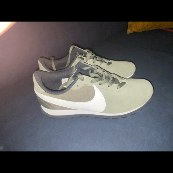 Olive green Nike size 10 sneakers - Picture 2 of 6